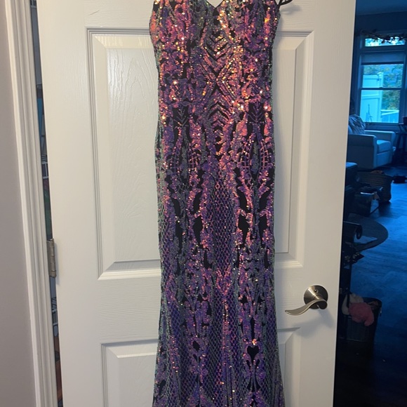 Prom dress size 1 but fit me and I’m a size 3 straps are adjustable!Fully padded - Picture 6 of 10